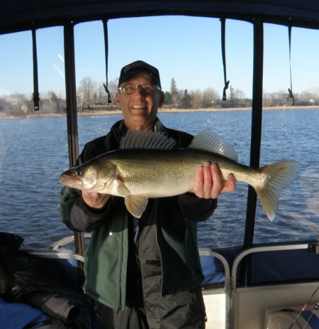 Arvid+with+28+inch+walleye